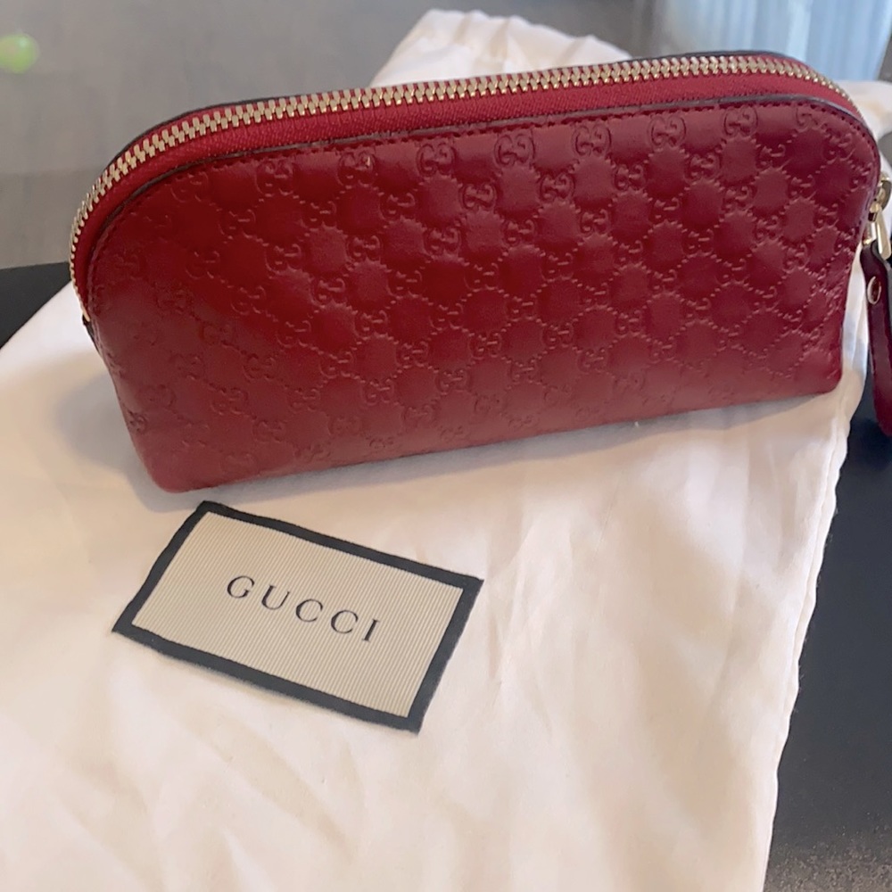 Gucci makeup bag, received as a gift, never used it.